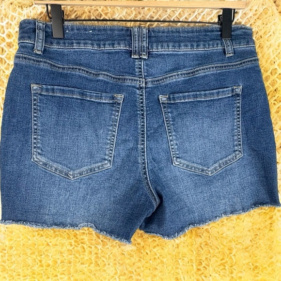 Maurice’s Denim Blue Women's Shorts with Pearl Accents Stretchy Mid Rise Sz 10 - Picture 2 of 9
